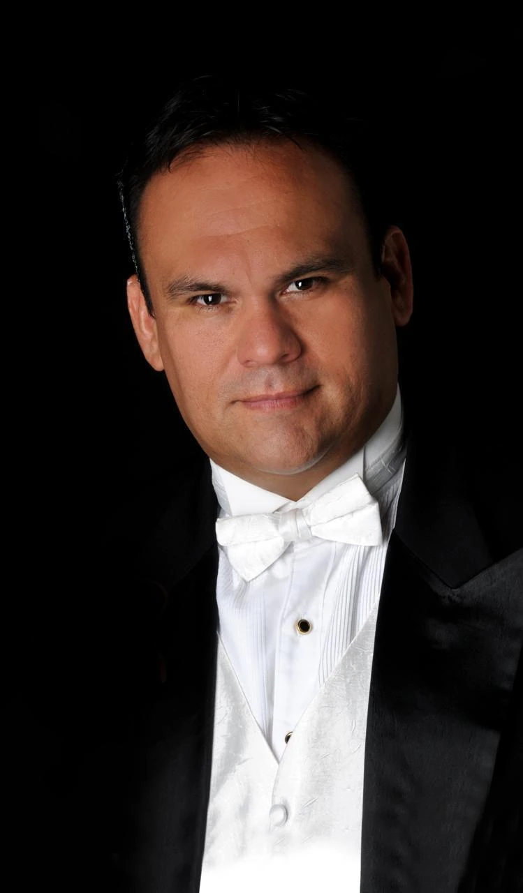José Manuel Chú, tenor, con traje de concierto